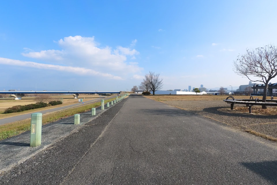 road on the bank before Yodogawa Shinbashi