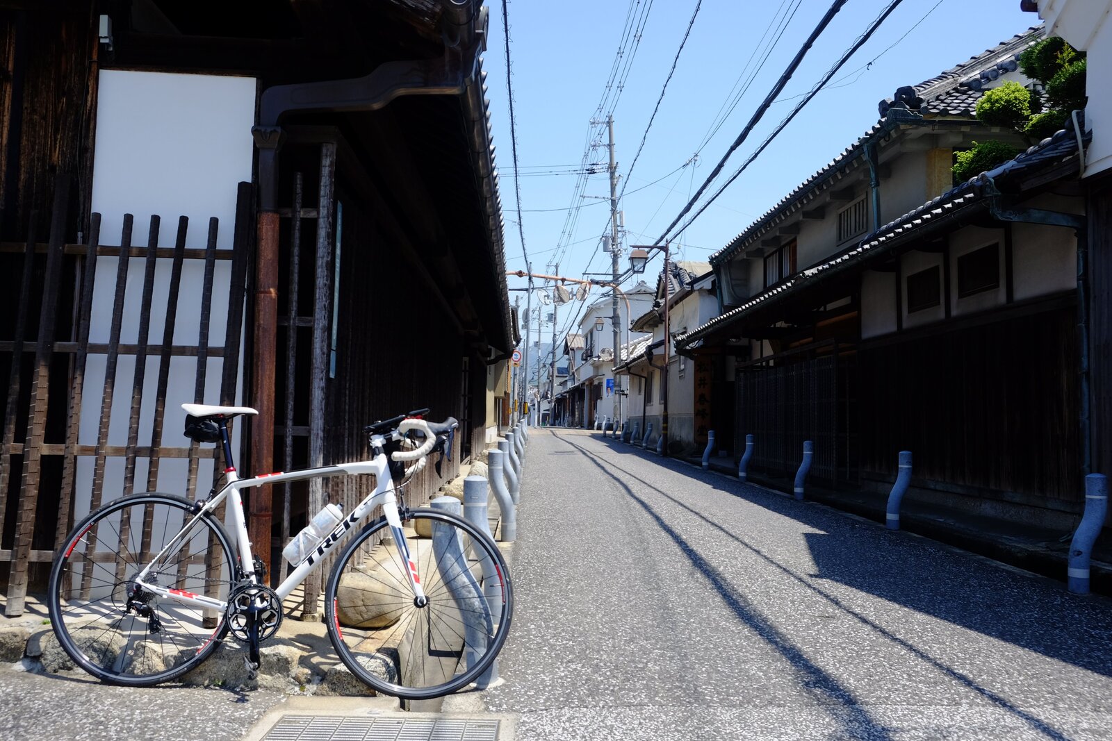 Near the entrance to Jinaimachi
