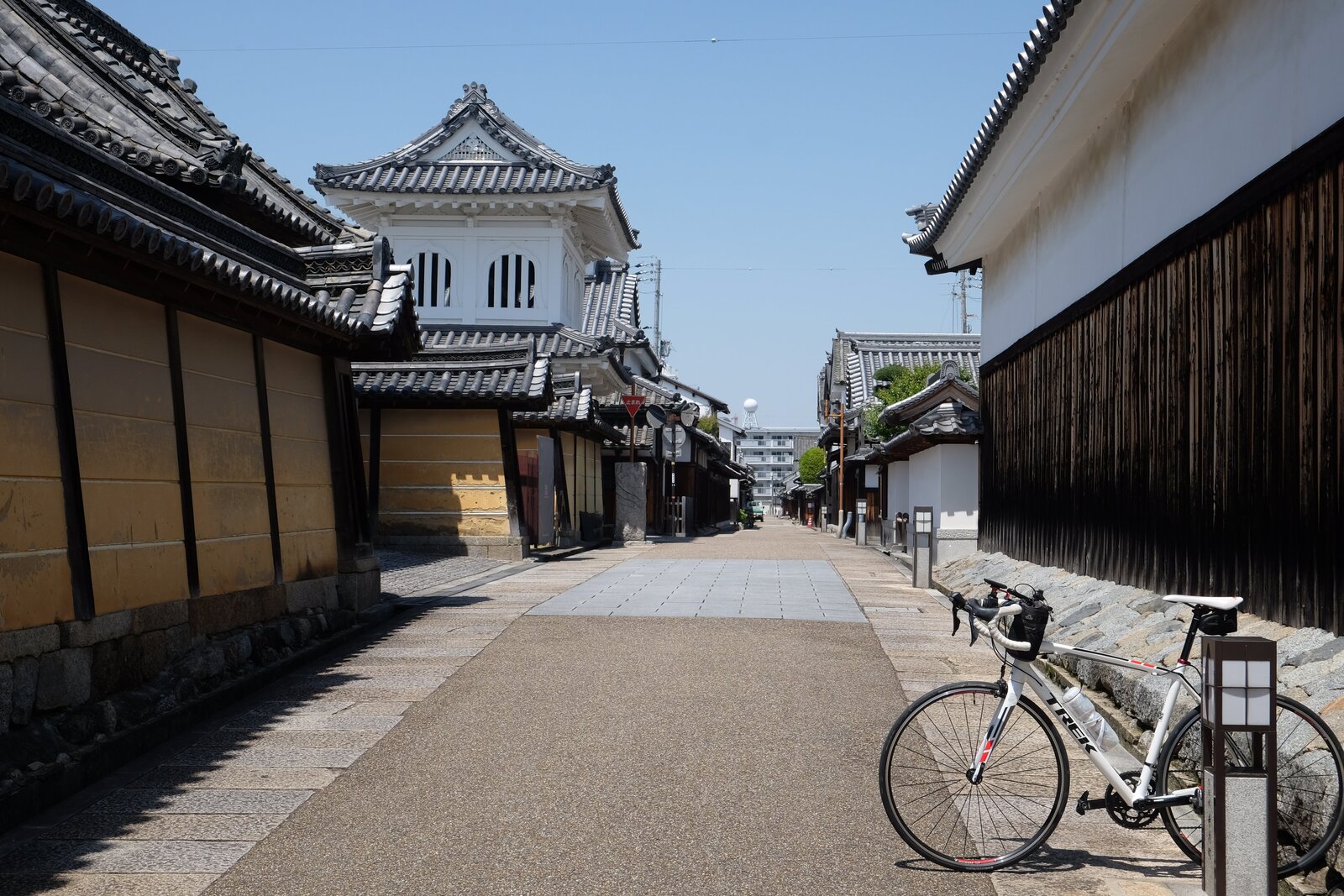 Street in front of Tondabayashi Koshōji Betsuin and its Drum Tower