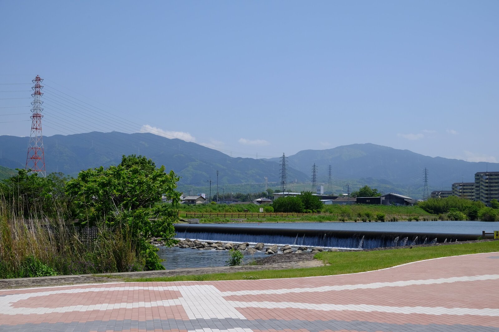 Mount Yamato Katsuragi (left) and Mount Kongo (right) seen through Kamoi Weir