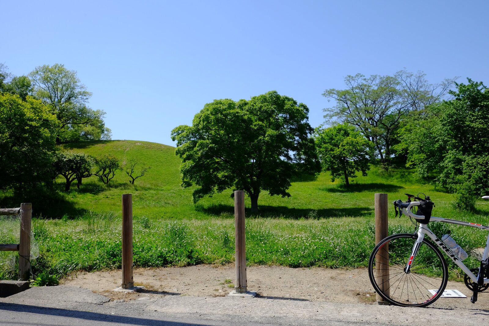 Komuroyama Kofun and bicycle
